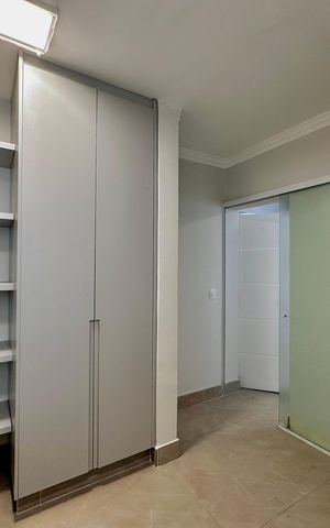 Casa à venda com 430m², 4 quartos e 6 vagas Casa à venda com 430m², 4 quartos e 6 vagasÁrea de Serviço