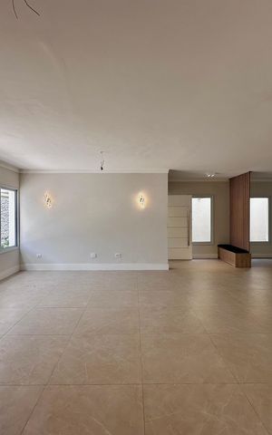 Casa à venda com 430m², 4 quartos e 6 vagas Casa à venda com 430m², 4 quartos e 6 vagasSala