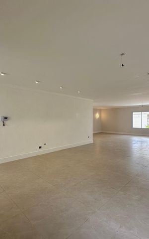 Casa à venda com 430m², 4 quartos e 6 vagas Casa à venda com 430m², 4 quartos e 6 vagasSala
