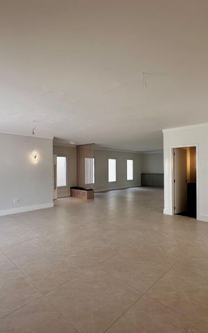 Casa à venda com 430m², 4 quartos e 6 vagas Casa à venda com 430m², 4 quartos e 6 vagasSala