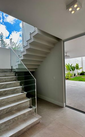Casa à venda com 430m², 4 quartos e 6 vagas Casa à venda com 430m², 4 quartos e 6 vagasEscadas