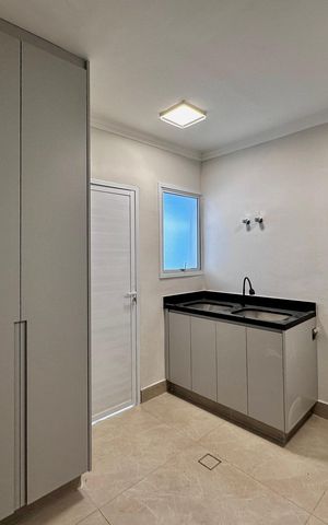 Casa à venda com 430m², 4 quartos e 6 vagas Casa à venda com 430m², 4 quartos e 6 vagasÁrea de Serviço