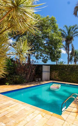 Casa de condomínio à venda com 350m², 3 quartos e 4 vagas Casa de condomínio à venda com 350m², 3 quartos e 4 vagasÁREA EXTERNA FUNDOS PISCINA