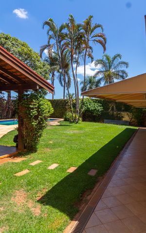 Casa de condomínio à venda com 350m², 3 quartos e 4 vagas Casa de condomínio à venda com 350m², 3 quartos e 4 vagasÁREA EXTERNA FUNDOS