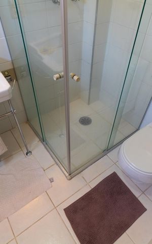 Casa de condomínio à venda com 350m², 3 quartos e 4 vagas Casa de condomínio à venda com 350m², 3 quartos e 4 vagasBANHEIRO DA SUITE