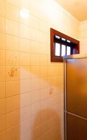 Casa de condomínio à venda com 350m², 3 quartos e 4 vagas Casa de condomínio à venda com 350m², 3 quartos e 4 vagasBANHEIRO DA ÁREA DE SERVIÇO