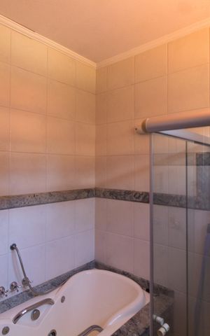 Casa de condomínio à venda com 350m², 3 quartos e 4 vagas Casa de condomínio à venda com 350m², 3 quartos e 4 vagasBANHEIRO SOCIAL