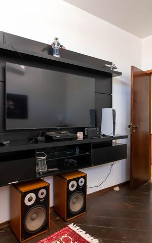 Casa à venda com 460m², 4 quartos e 4 vagas Casa à venda com 460m², 4 quartos e 4 vagasSala de TV