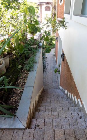 Casa à venda com 460m², 4 quartos e 4 vagas Casa à venda com 460m², 4 quartos e 4 vagasCorredor Lateral