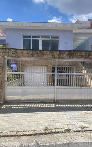 Casa à venda com 252m², 3 quartos e 4 vagas Casa à venda com 252m², 3 quartos e 4 vagasFachada