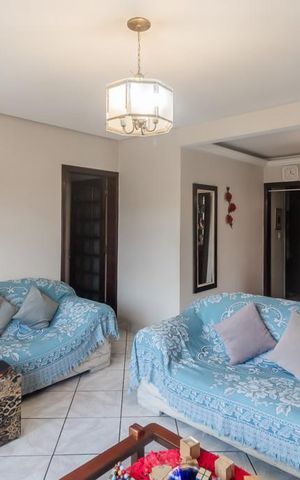 Casa à venda com 252m², 3 quartos e 4 vagas Casa à venda com 252m², 3 quartos e 4 vagasSala