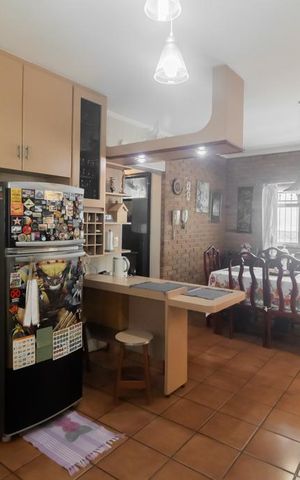 Casa à venda com 252m², 3 quartos e 4 vagas Casa à venda com 252m², 3 quartos e 4 vagasCozinha