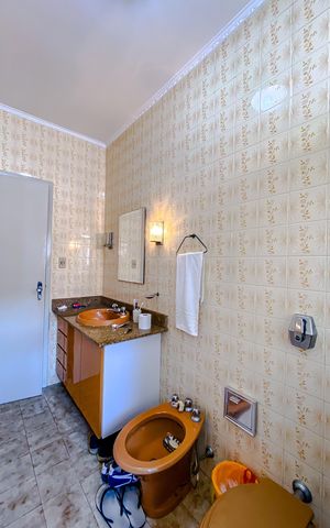 Casa à venda com 411m², 5 quartos e 6 vagasBanheiro da Suíte 2