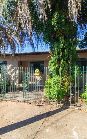 Casa à venda com 120m², 3 quartos e 2 vagas Casa à venda com 120m², 3 quartos e 2 vagasFachada