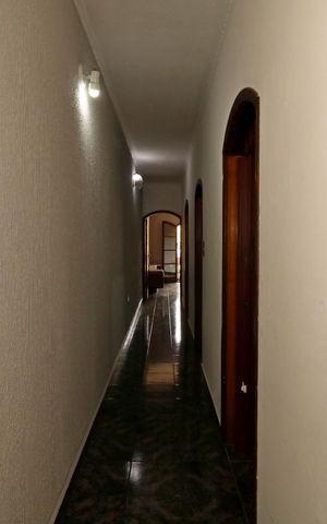 Casa para alugar com 200m², 3 quartos e 4 vagasCorredor interno