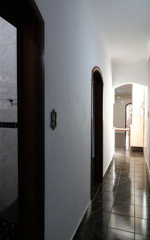 Casa para alugar com 200m², 3 quartos e 4 vagasCorredor interno