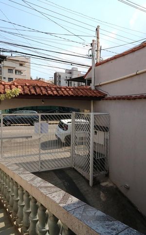 Casa para alugar com 200m², 3 quartos e 4 vagasCorredor externo