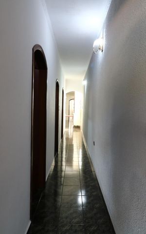Casa para alugar com 200m², 3 quartos e 4 vagasCorredor interno