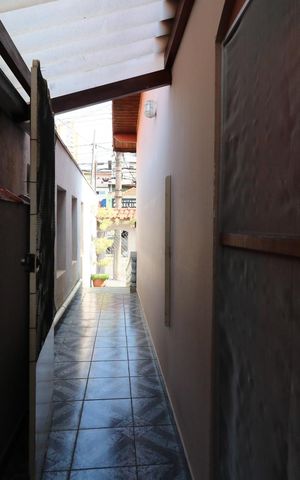 Casa para alugar com 200m², 3 quartos e 4 vagasCorredor externo