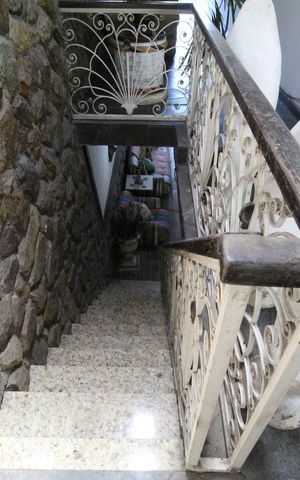 Casa de condomínio à venda com 307m², 3 quartos e 2 vagasLateral - Escada para churrasqueira