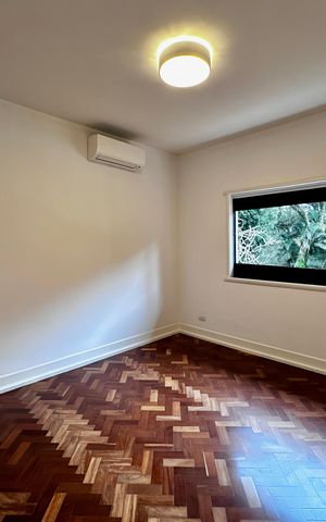 Casa à venda com 490m², 4 quartos e 7 vagas Casa à venda com 490m², 4 quartos e 7 vagasQuarto 1