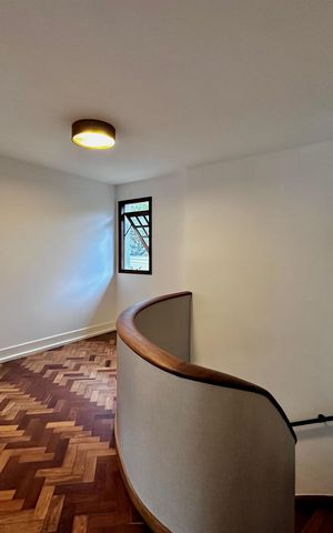 Casa à venda com 490m², 4 quartos e 7 vagas Casa à venda com 490m², 4 quartos e 7 vagasCorredor Quartos