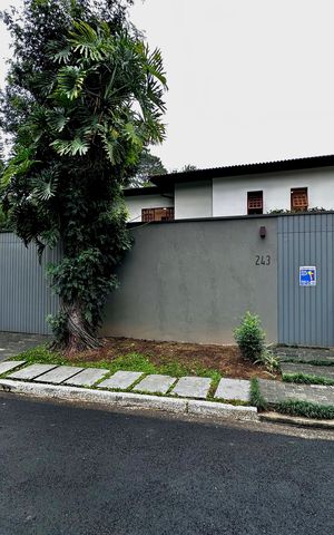 Casa à venda com 490m², 4 quartos e 7 vagas Casa à venda com 490m², 4 quartos e 7 vagasFachada