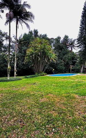 Casa à venda com 490m², 4 quartos e 7 vagas Casa à venda com 490m², 4 quartos e 7 vagasQuintal