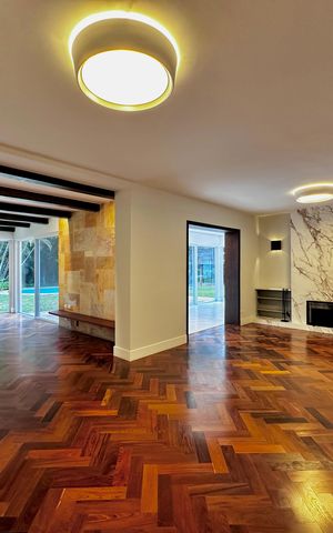 Casa à venda com 490m², 4 quartos e 7 vagas Casa à venda com 490m², 4 quartos e 7 vagasSala