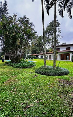 Casa à venda com 490m², 4 quartos e 7 vagas Casa à venda com 490m², 4 quartos e 7 vagasQuintal