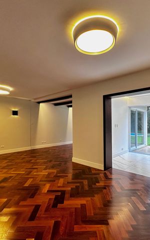 Casa à venda com 490m², 4 quartos e 7 vagas Casa à venda com 490m², 4 quartos e 7 vagasSala