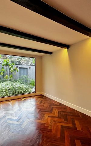 Casa à venda com 490m², 4 quartos e 7 vagas Casa à venda com 490m², 4 quartos e 7 vagasSala