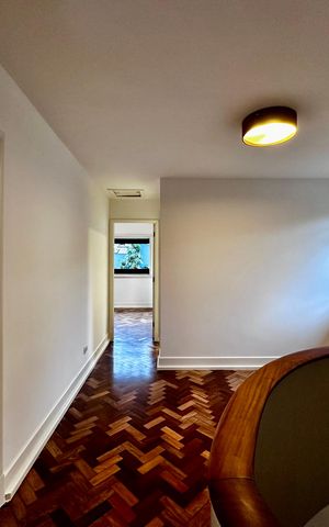 Casa à venda com 490m², 4 quartos e 7 vagas Casa à venda com 490m², 4 quartos e 7 vagasCorredor Quartos