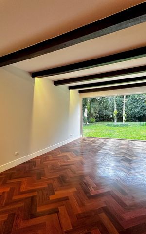 Casa à venda com 490m², 4 quartos e 7 vagas Casa à venda com 490m², 4 quartos e 7 vagasSala