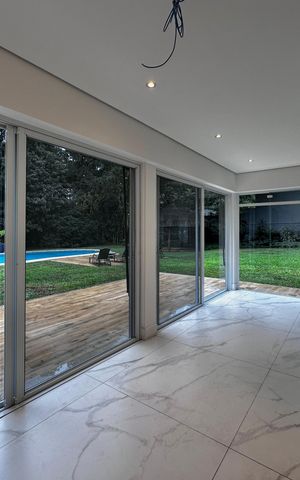 Casa à venda com 490m², 4 quartos e 7 vagas Casa à venda com 490m², 4 quartos e 7 vagasTerraço Gourmet
