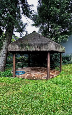 Casa à venda com 490m², 4 quartos e 7 vagas Casa à venda com 490m², 4 quartos e 7 vagasQuintal