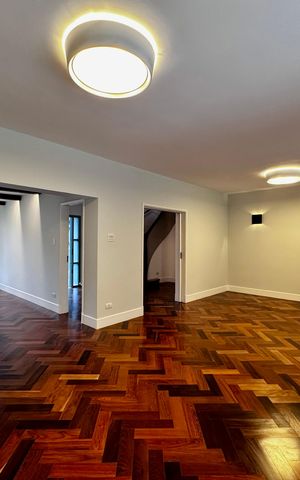 Casa à venda com 490m², 4 quartos e 7 vagas Casa à venda com 490m², 4 quartos e 7 vagasSala