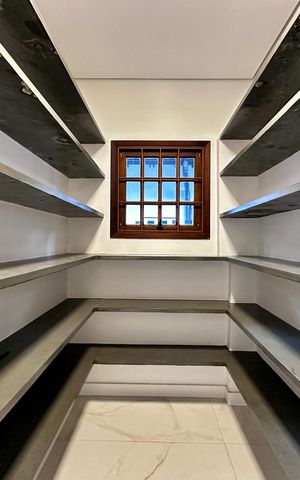 Casa à venda com 490m², 4 quartos e 7 vagas Casa à venda com 490m², 4 quartos e 7 vagasDespensa