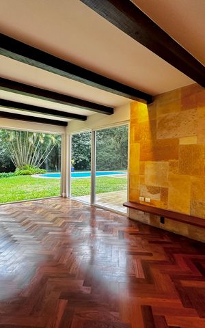 Casa à venda com 490m², 4 quartos e 7 vagas Casa à venda com 490m², 4 quartos e 7 vagasSala