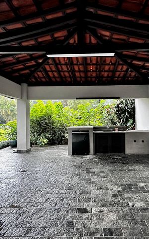 Casa à venda com 490m², 4 quartos e 7 vagas Casa à venda com 490m², 4 quartos e 7 vagasGaragem