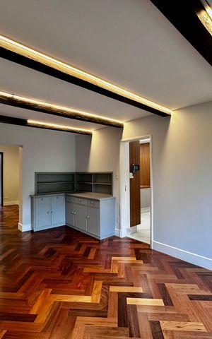 Casa à venda com 490m², 4 quartos e 7 vagas Casa à venda com 490m², 4 quartos e 7 vagasSala
