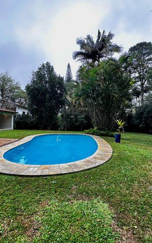 Casa à venda com 490m², 4 quartos e 7 vagas Casa à venda com 490m², 4 quartos e 7 vagasQuintal