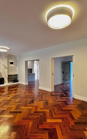 Casa à venda com 490m², 4 quartos e 7 vagas Casa à venda com 490m², 4 quartos e 7 vagasSala