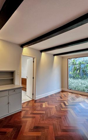 Casa à venda com 490m², 4 quartos e 7 vagas Casa à venda com 490m², 4 quartos e 7 vagasSala