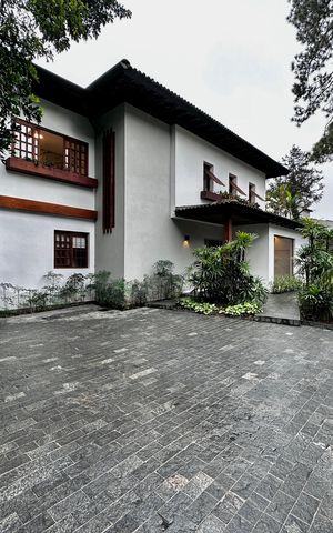 Casa à venda com 490m², 4 quartos e 7 vagas Casa à venda com 490m², 4 quartos e 7 vagasGaragem