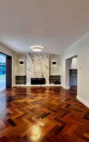 Casa à venda com 490m², 4 quartos e 7 vagas Casa à venda com 490m², 4 quartos e 7 vagasSala