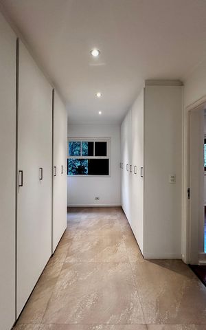 Casa à venda com 490m², 4 quartos e 7 vagas Casa à venda com 490m², 4 quartos e 7 vagasCloset Suíte 1