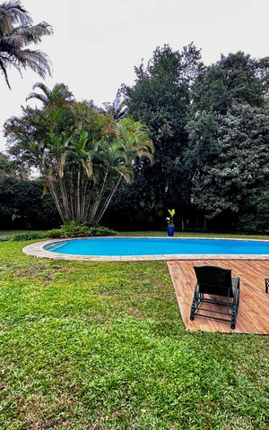 Casa à venda com 490m², 4 quartos e 7 vagas Casa à venda com 490m², 4 quartos e 7 vagasPiscina