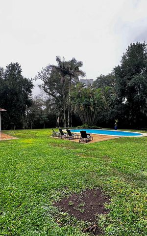 Casa à venda com 490m², 4 quartos e 7 vagas Casa à venda com 490m², 4 quartos e 7 vagasQuintal