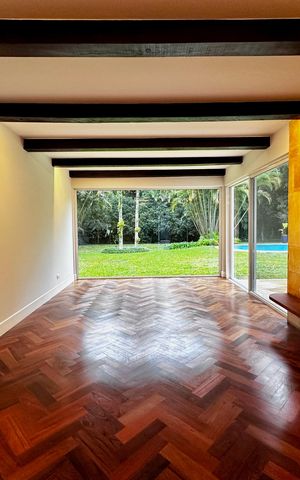 Casa à venda com 490m², 4 quartos e 7 vagas Casa à venda com 490m², 4 quartos e 7 vagasSala